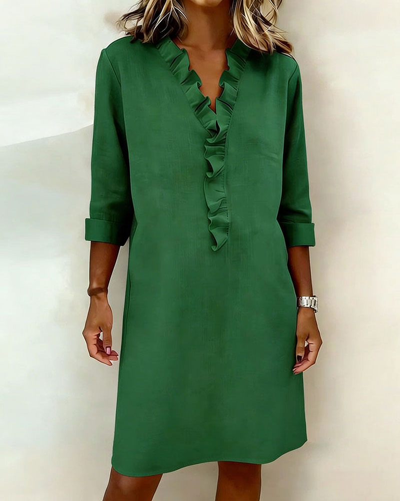 Robe à col V et volants