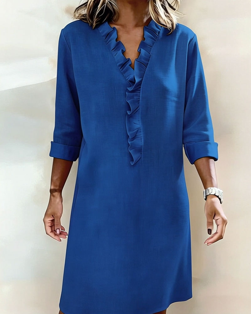 Robe à col V et volants