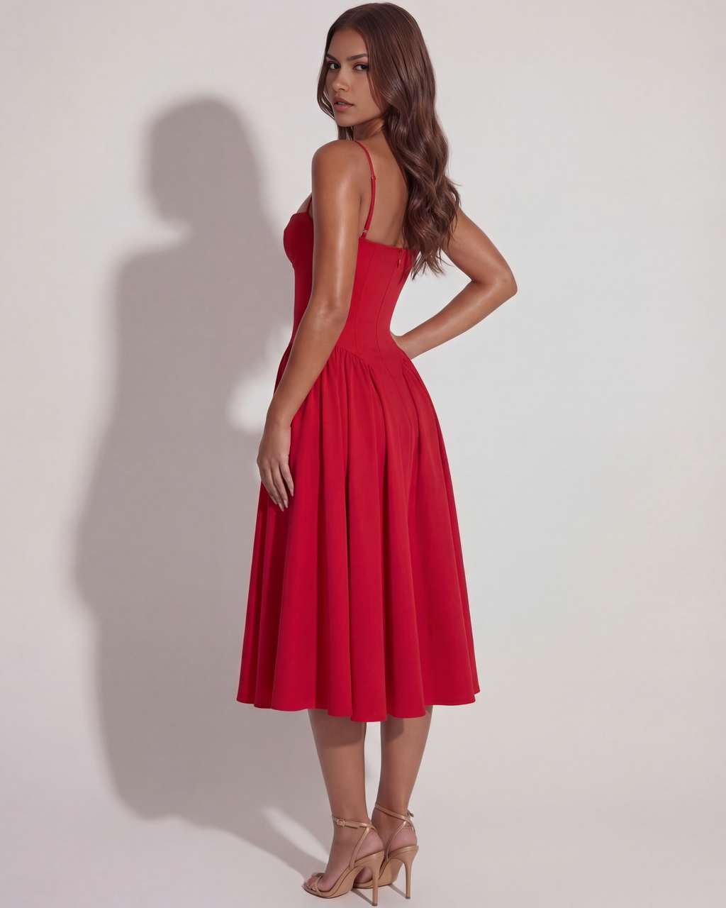 Robe midi corsetée à décolleté cœur et jupe froncée