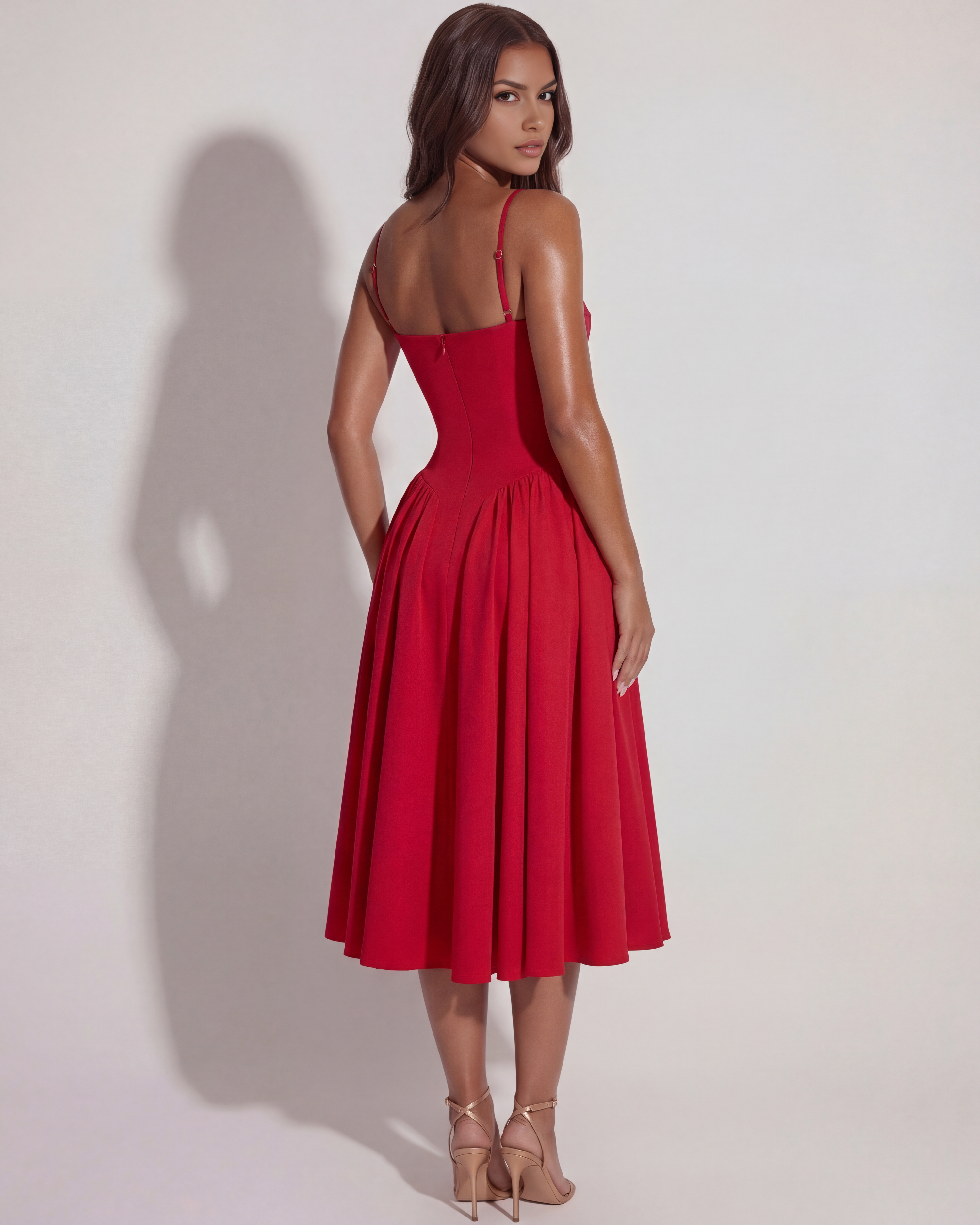 Robe midi corsetée à décolleté cœur et jupe froncée