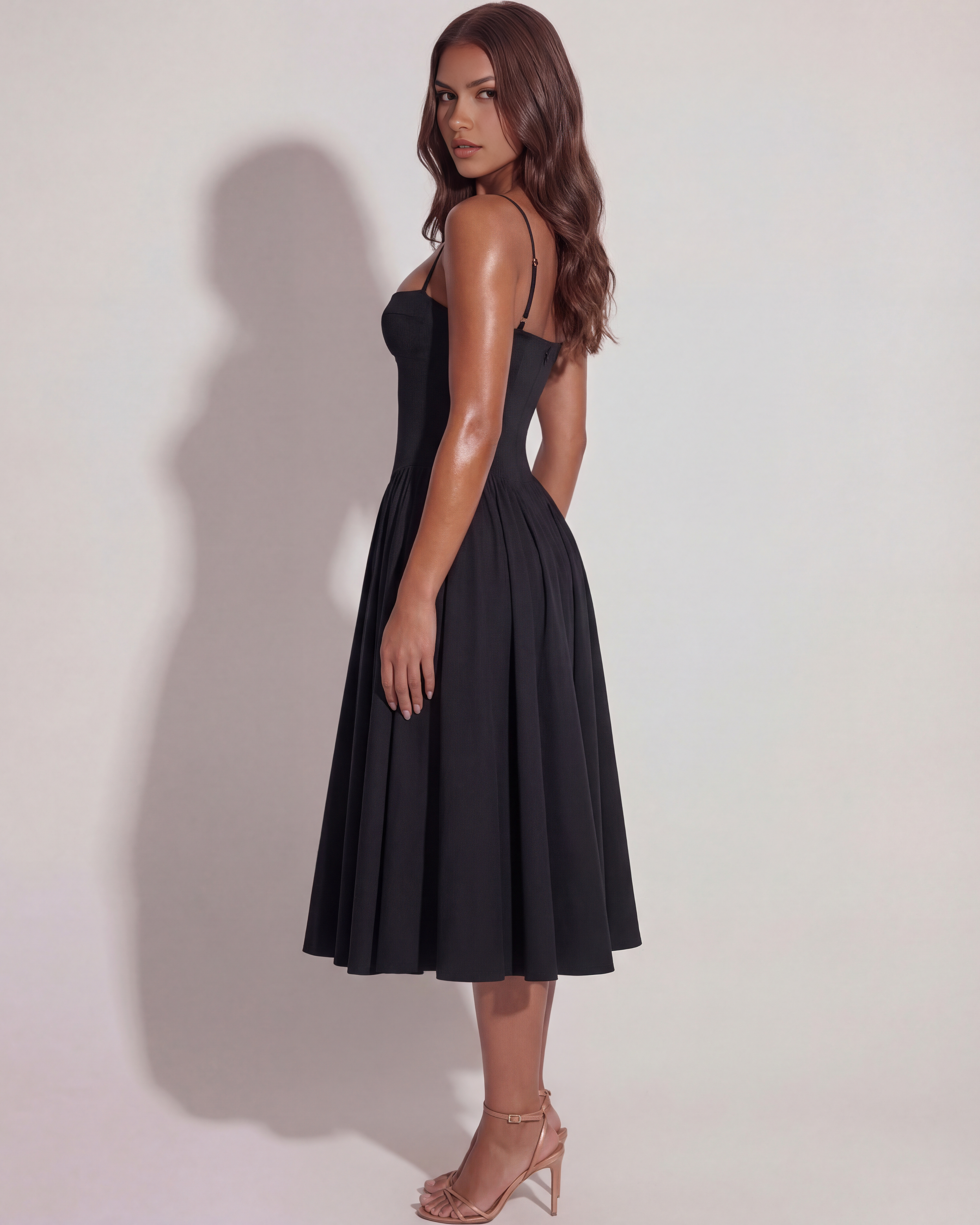 Robe midi corsetée à décolleté cœur et jupe froncée