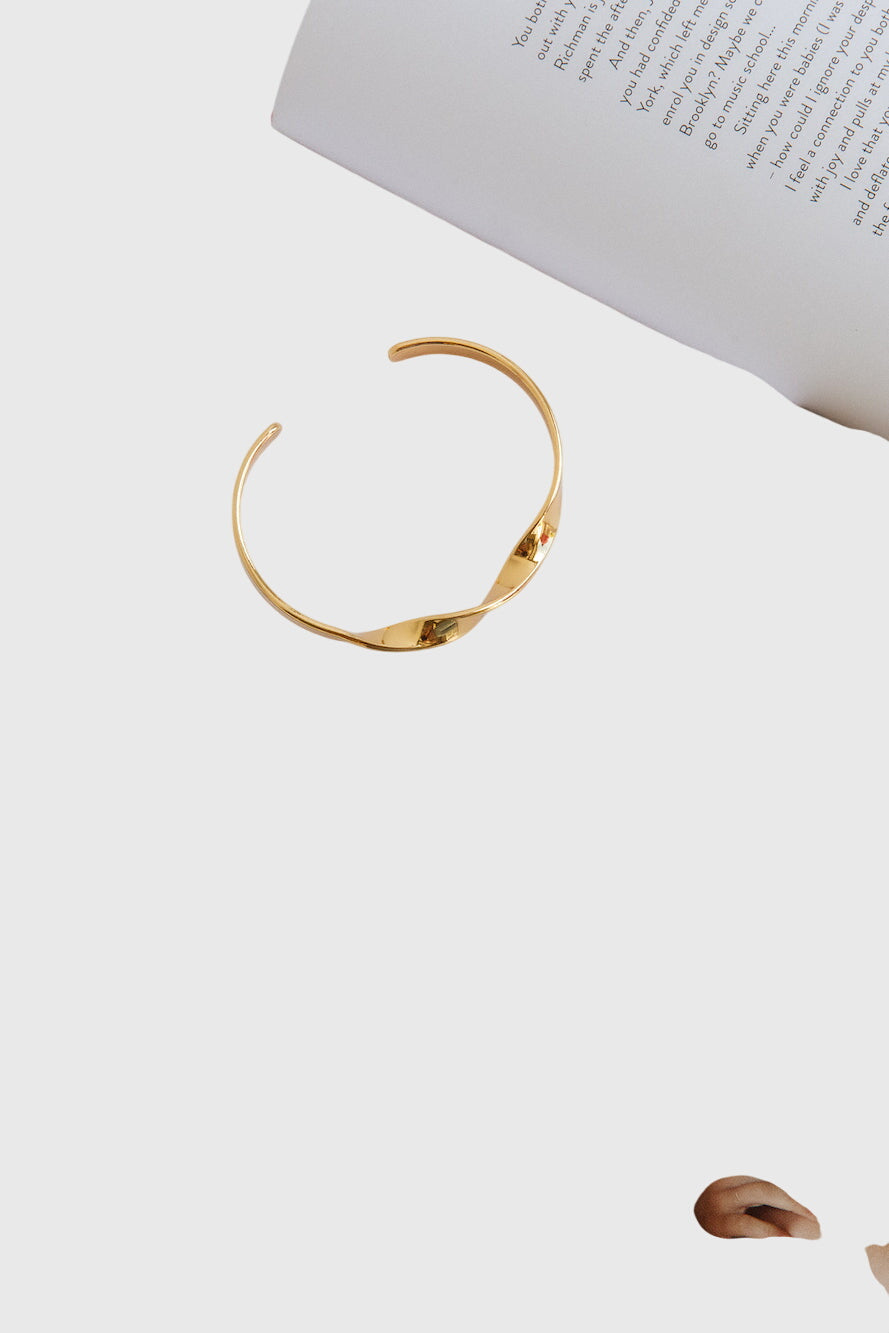 Bracelet à finition dorée