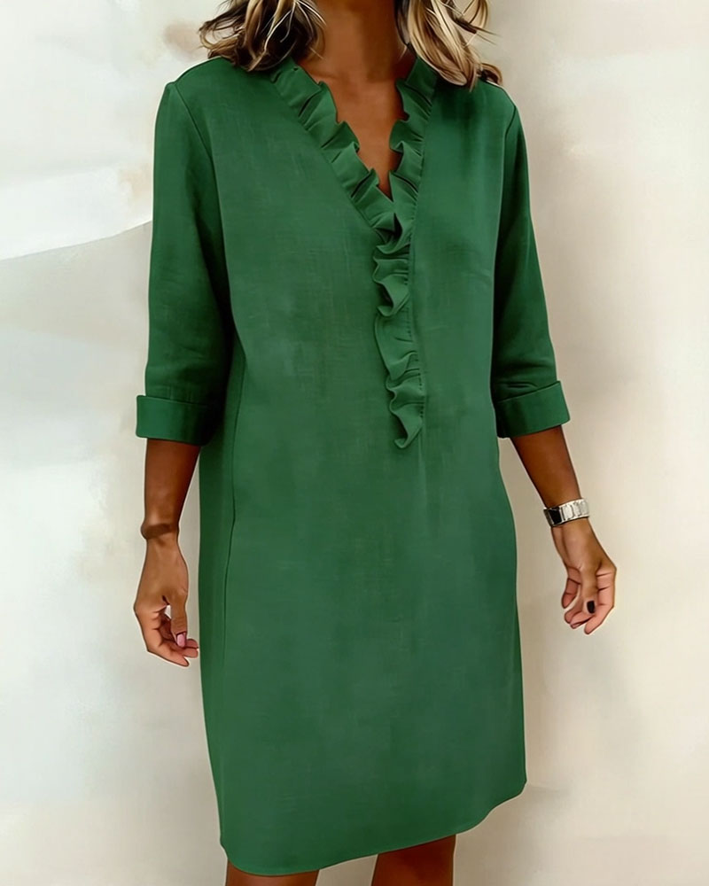 Robe à col V et volants