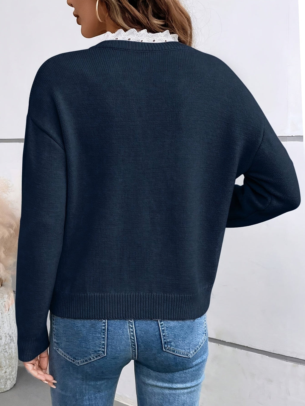 Pull à col V et empiècement en dentelle