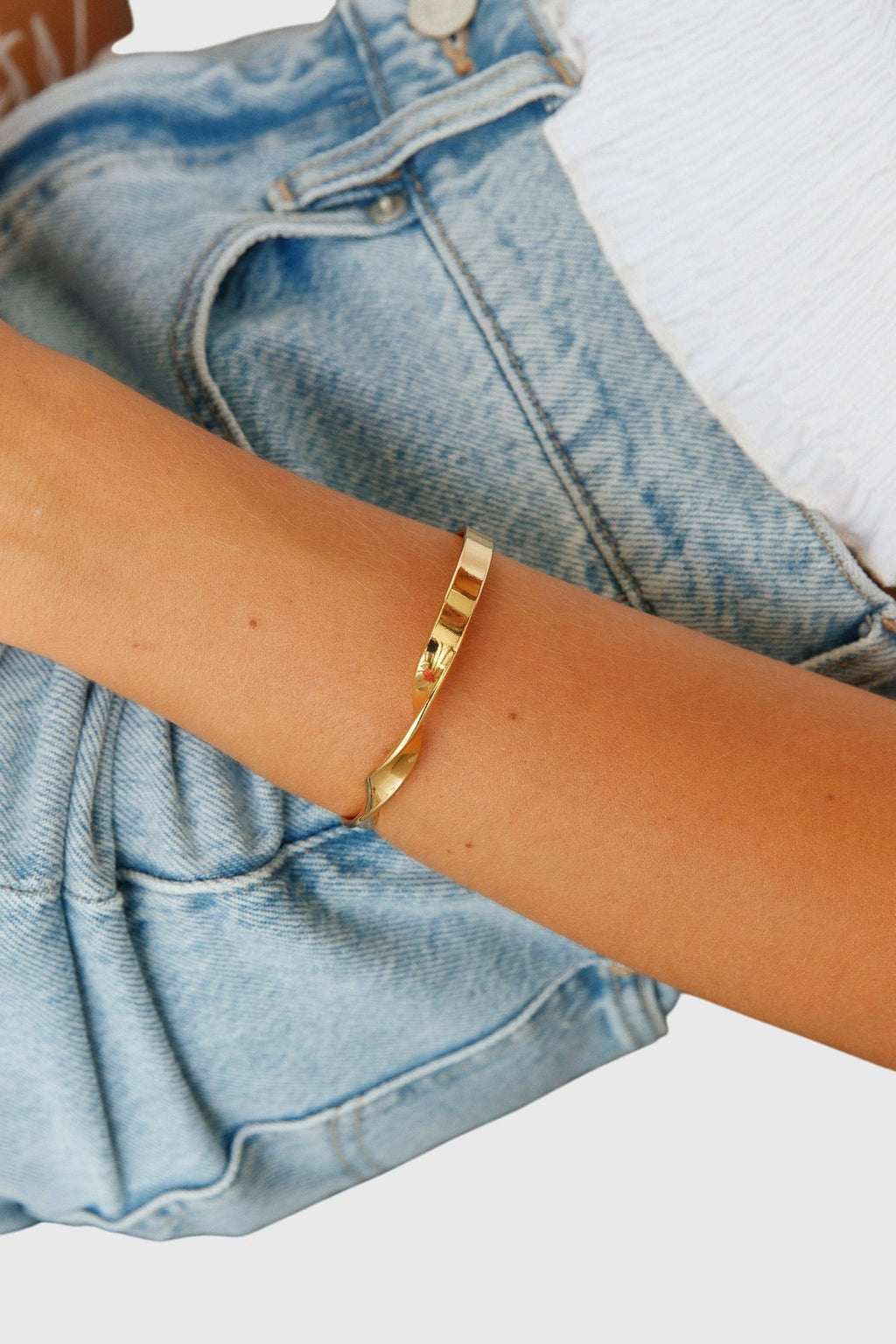 Bracelet à finition dorée