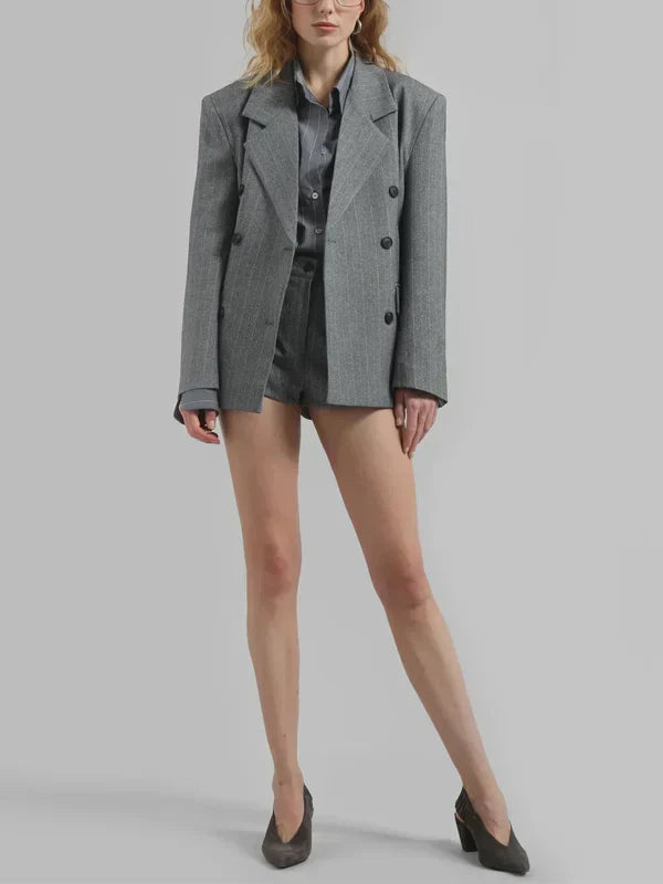 Blazer gris à fines rayures et ceinture