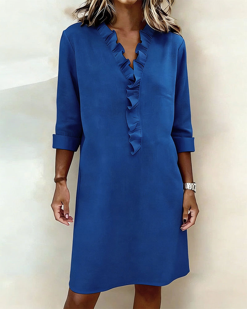 Robe à col V et volants