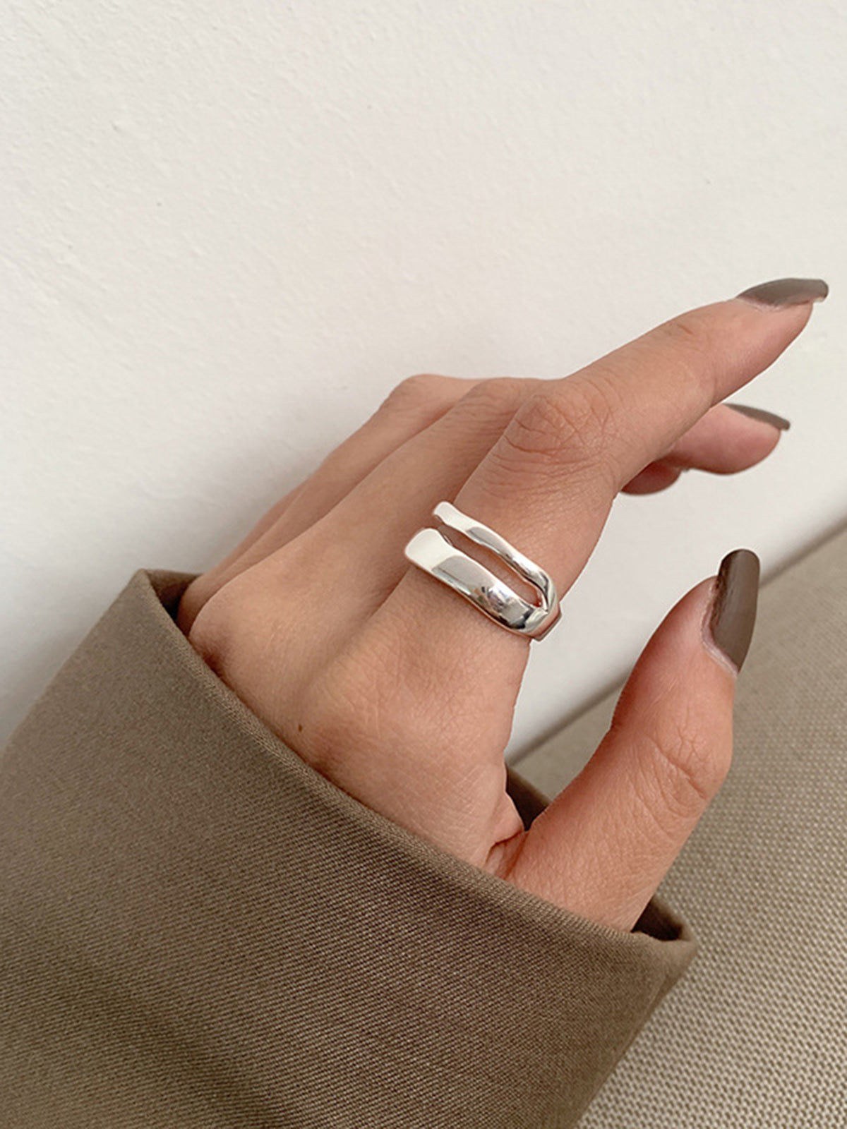 Bague à la ligne nette