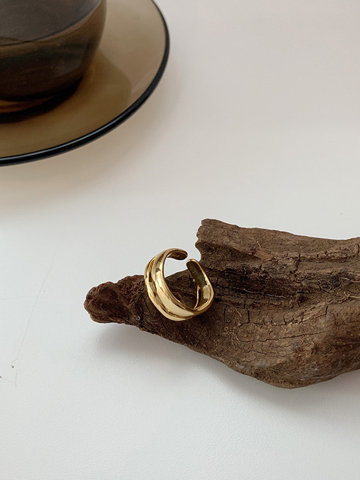 Bague à la ligne nette