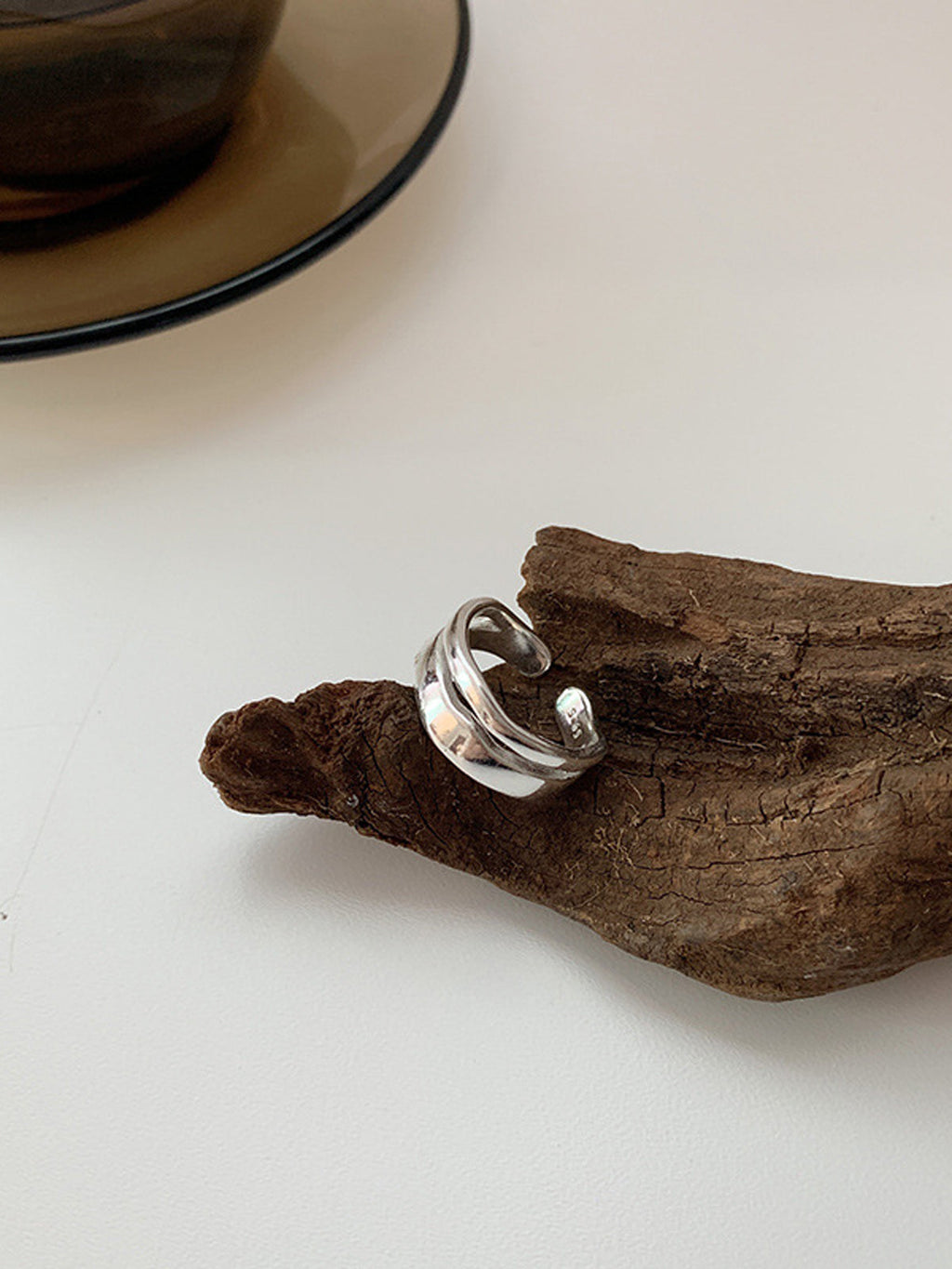 Bague à la ligne nette