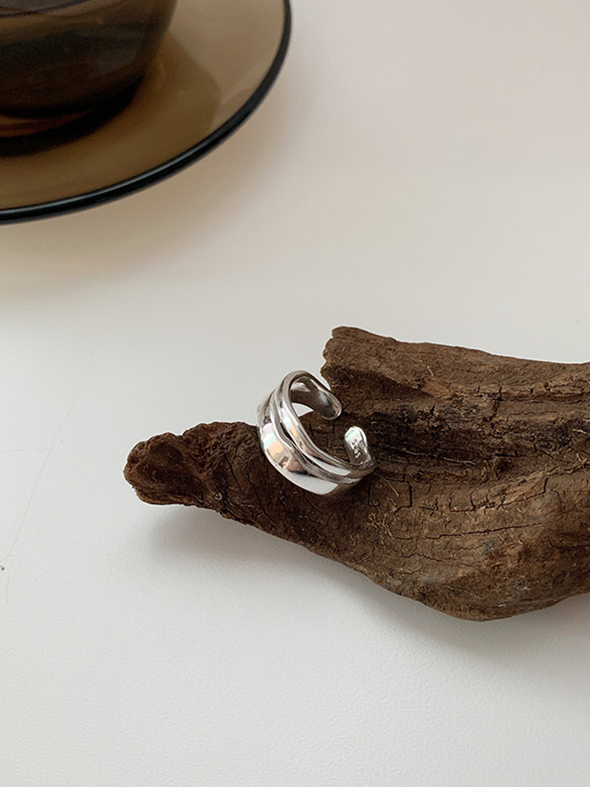 Bague à la ligne nette