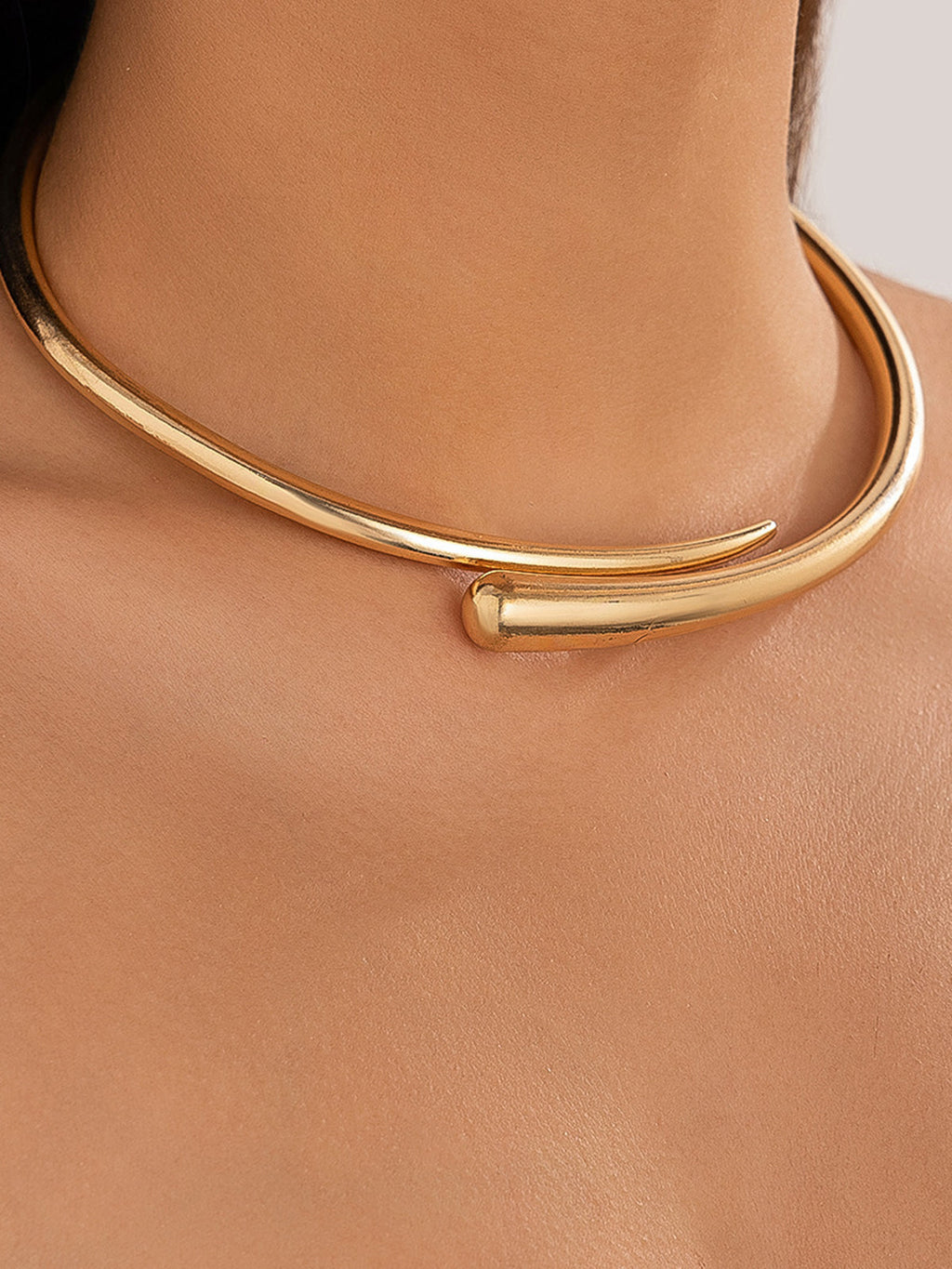 Collier ras-de-cou ouvert en forme de goutte
