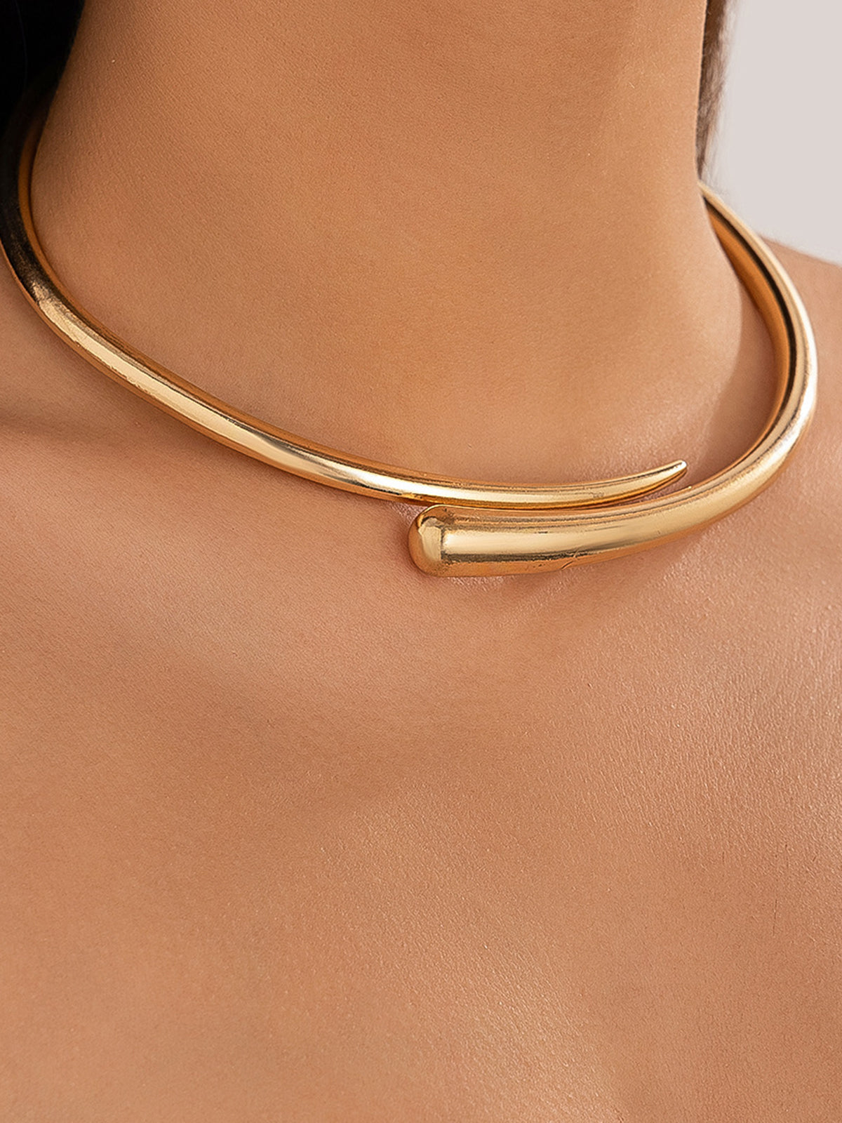 Collier ras-de-cou ouvert en forme de goutte