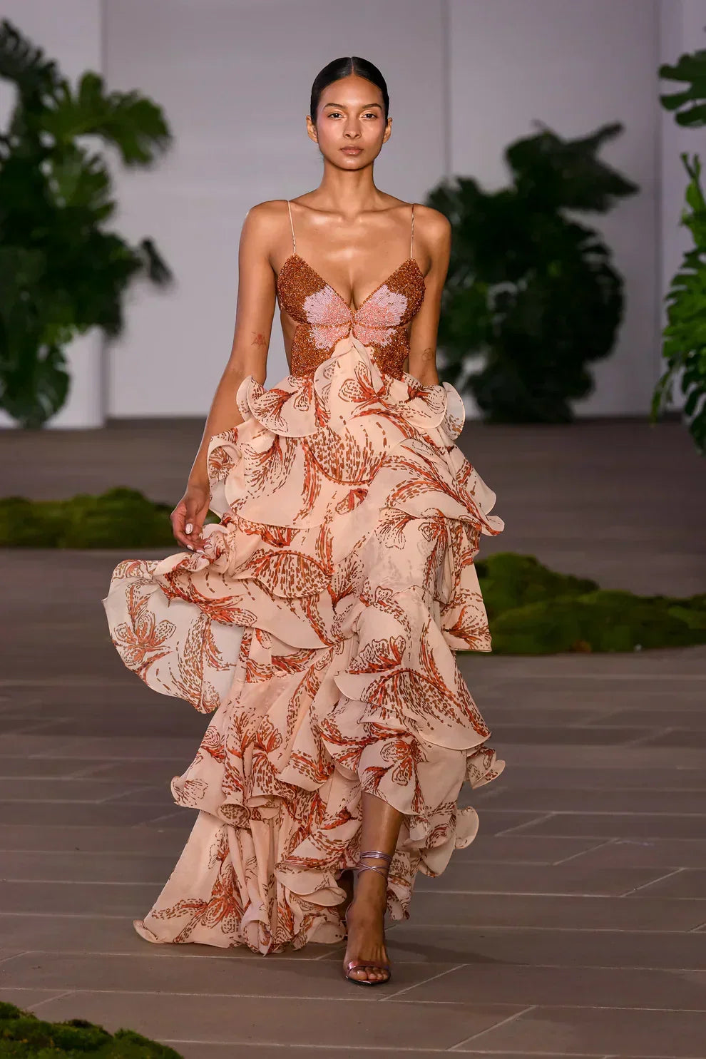 Robe longue au tombé soyeux et à la ligne épurée