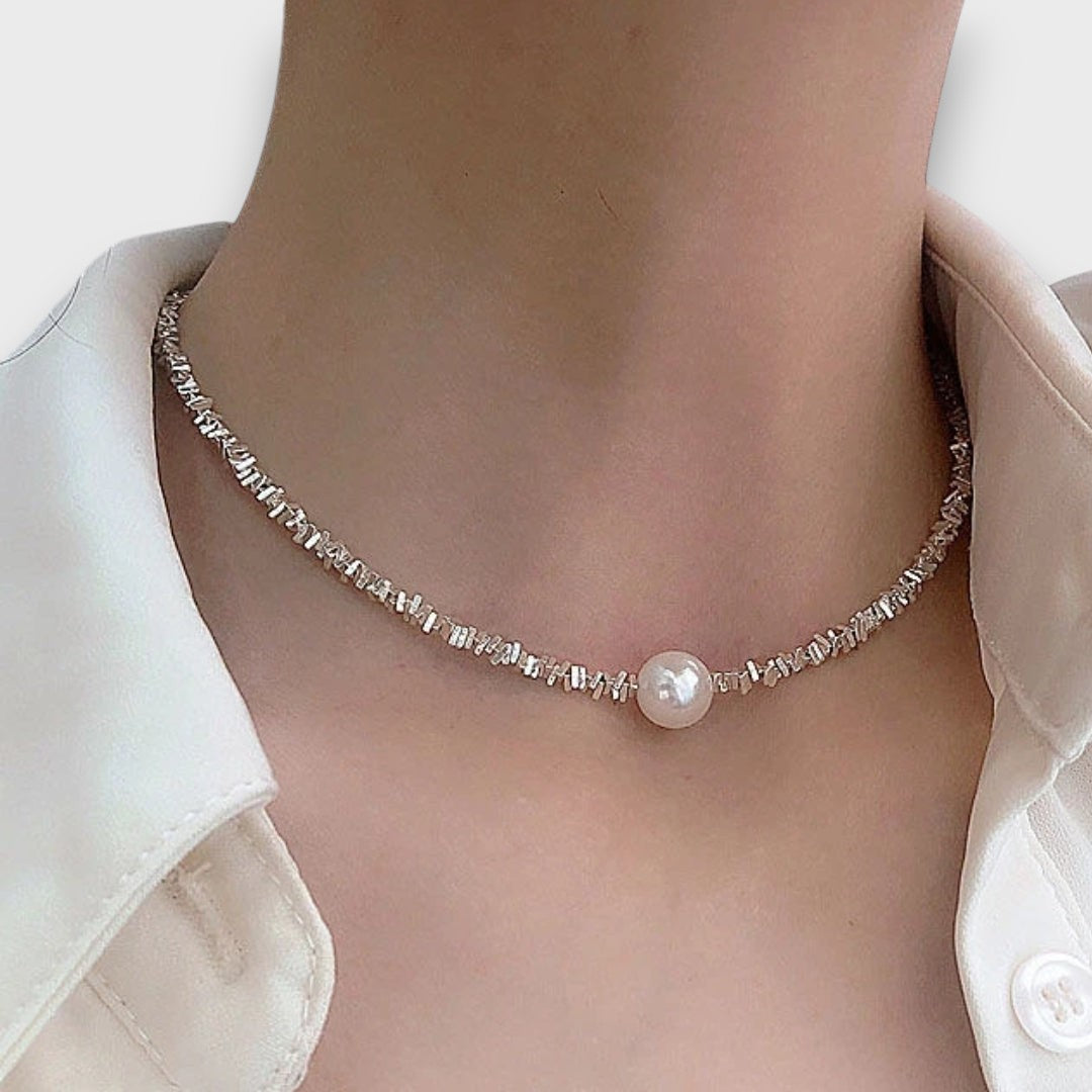 Collier fin orné de perles