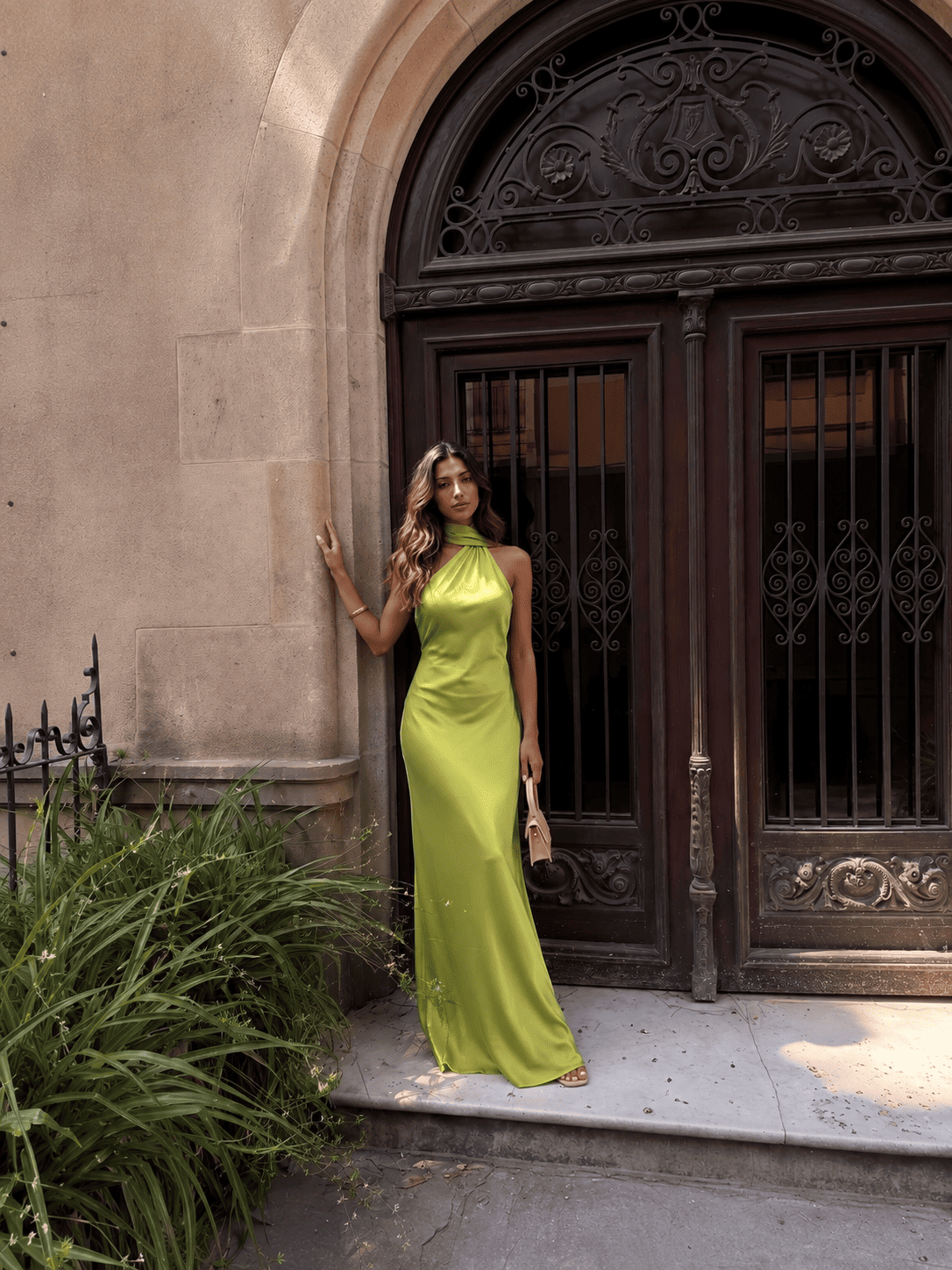 Robe longue en satin à encolure licou, ton vert forêt