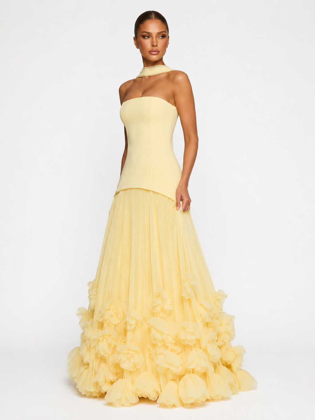 Robe longue à rosette appliquée