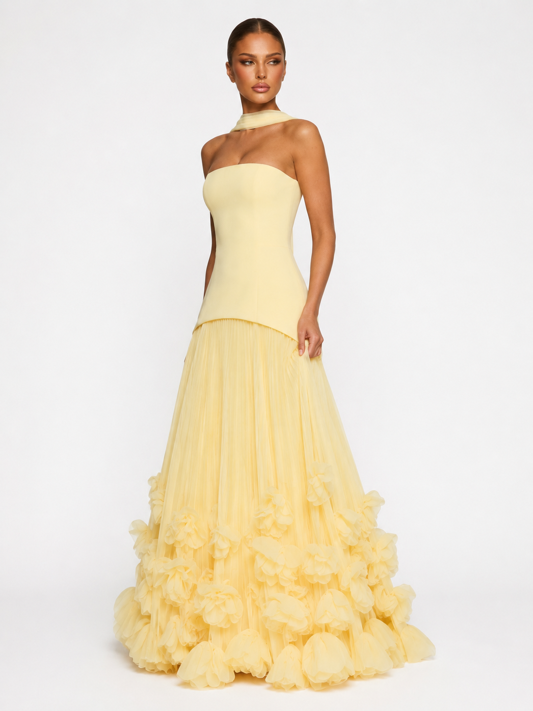 Robe longue à rosette appliquée