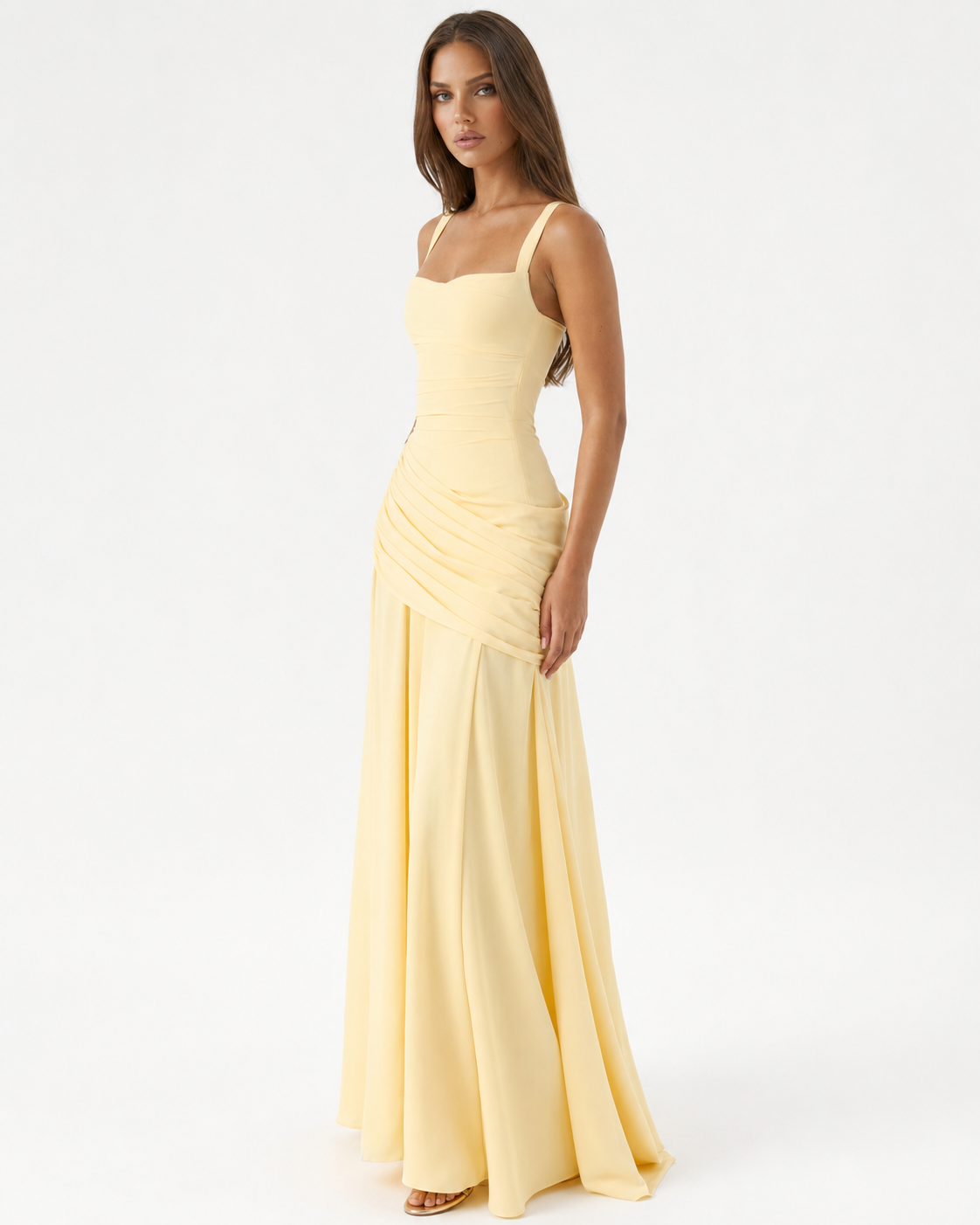 Robe longue sculptée à drapé sur le buste