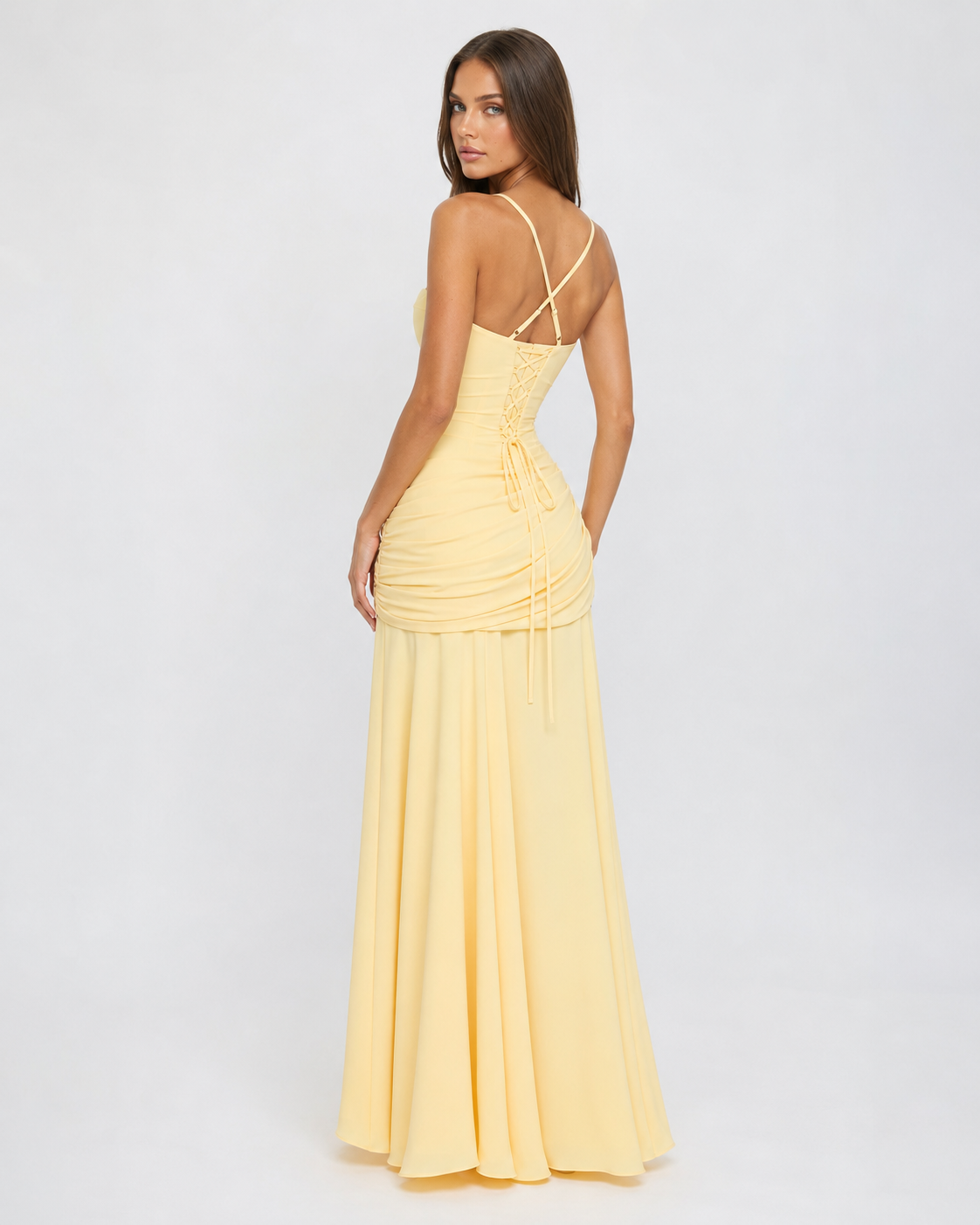 Robe longue sculptée à drapé sur le buste