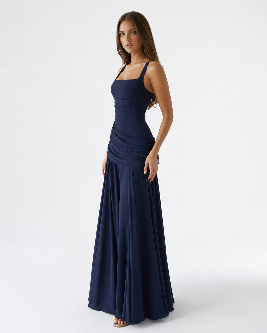 Robe longue sculptée à drapé sur le buste