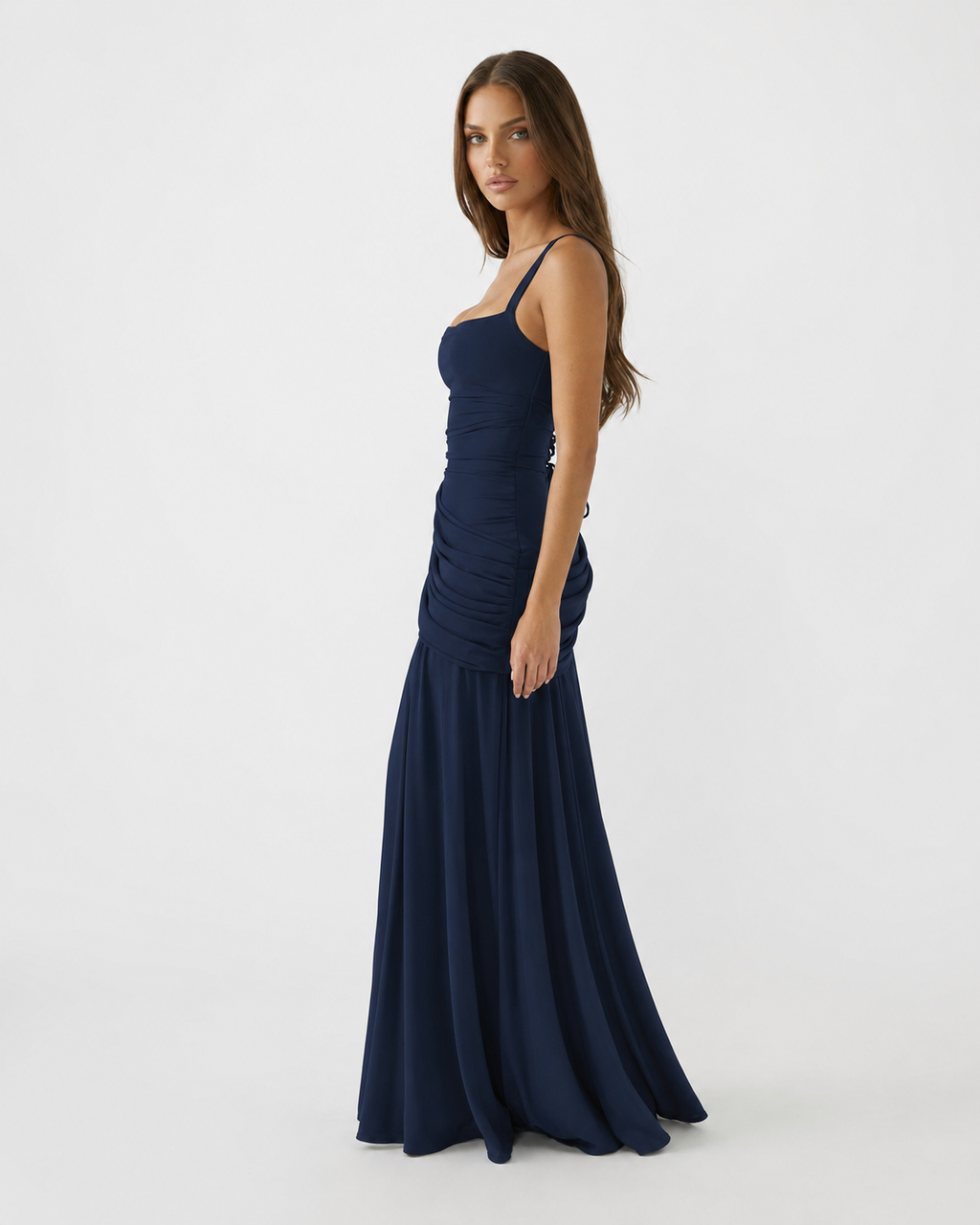 Robe longue sculptée à drapé sur le buste