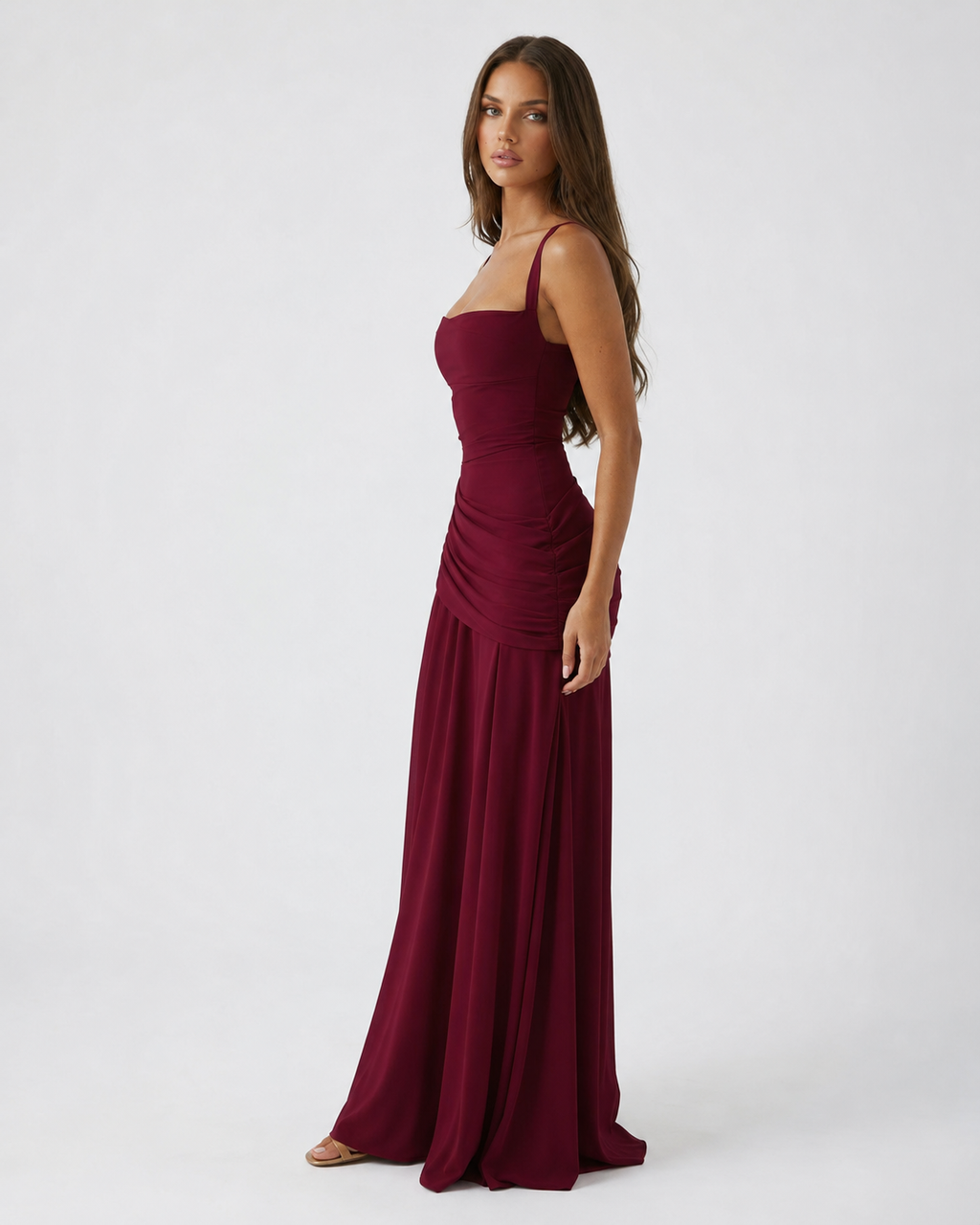 Robe longue sculptée à drapé sur le buste