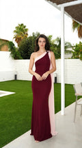 Vestido elegante de silueta fluida en color vino