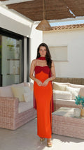 Vestido largo bicolor con elegante detalle drapeado