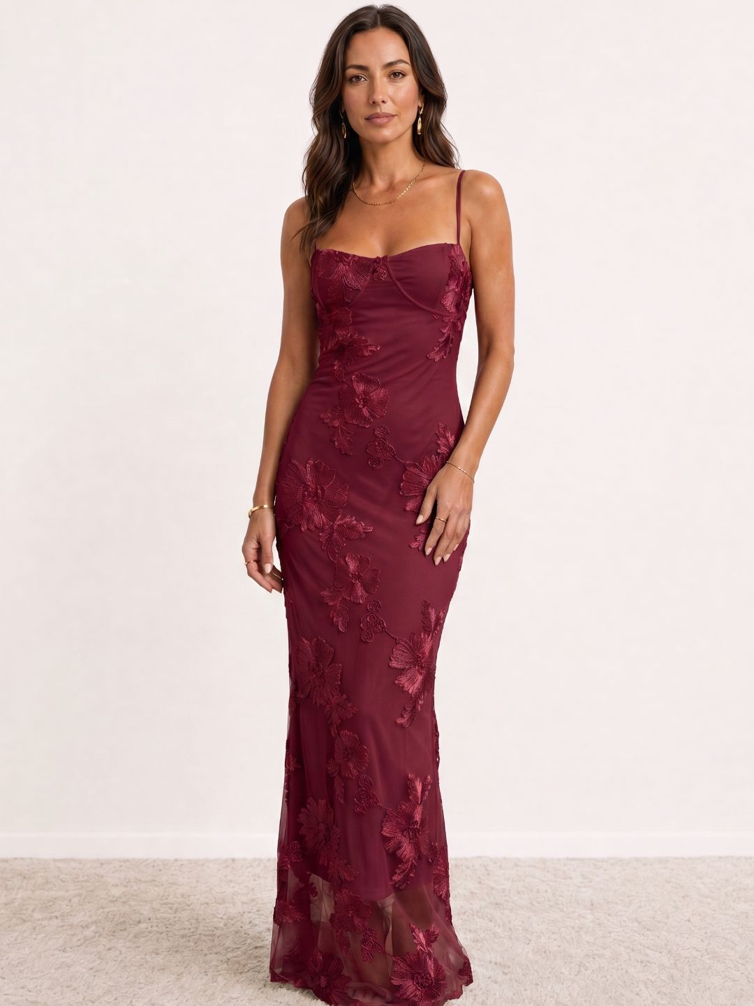 Robe longue brodée à fines bretelles