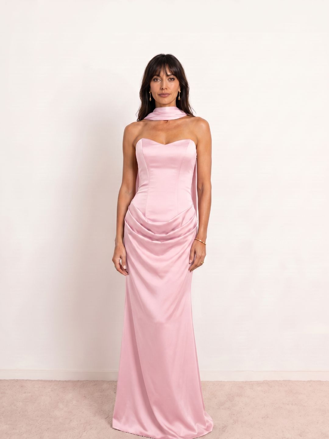 Robe midi en satin à décolleté cœur et drapé