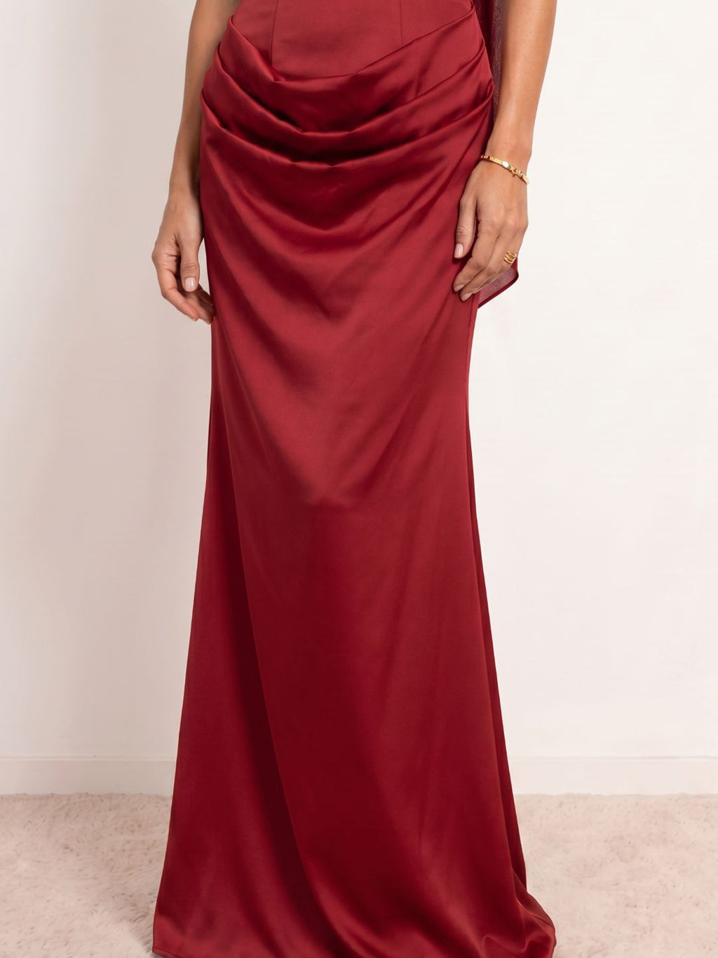 Robe midi en satin à décolleté cœur et drapé