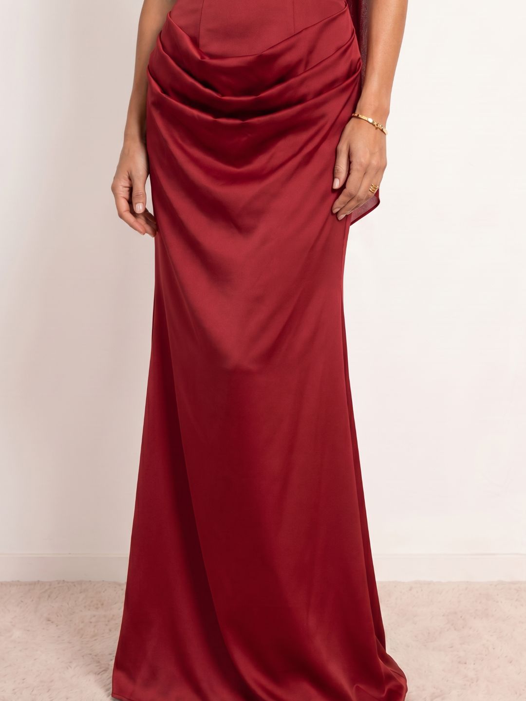 Robe midi en satin à décolleté cœur et drapé