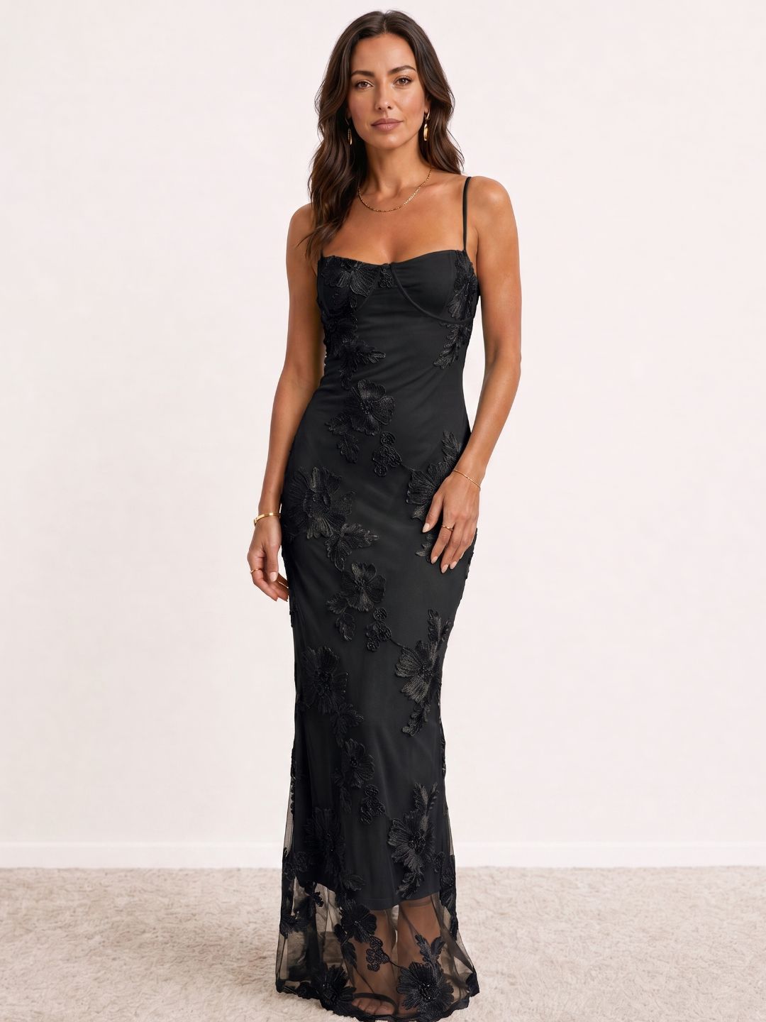 Robe longue brodée à fines bretelles