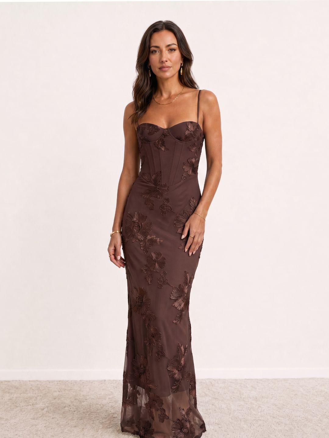 Robe longue brodée à fines bretelles