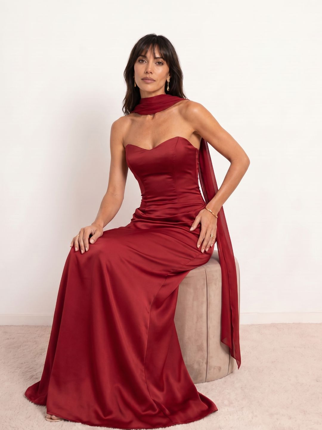 Robe midi en satin à décolleté cœur et drapé