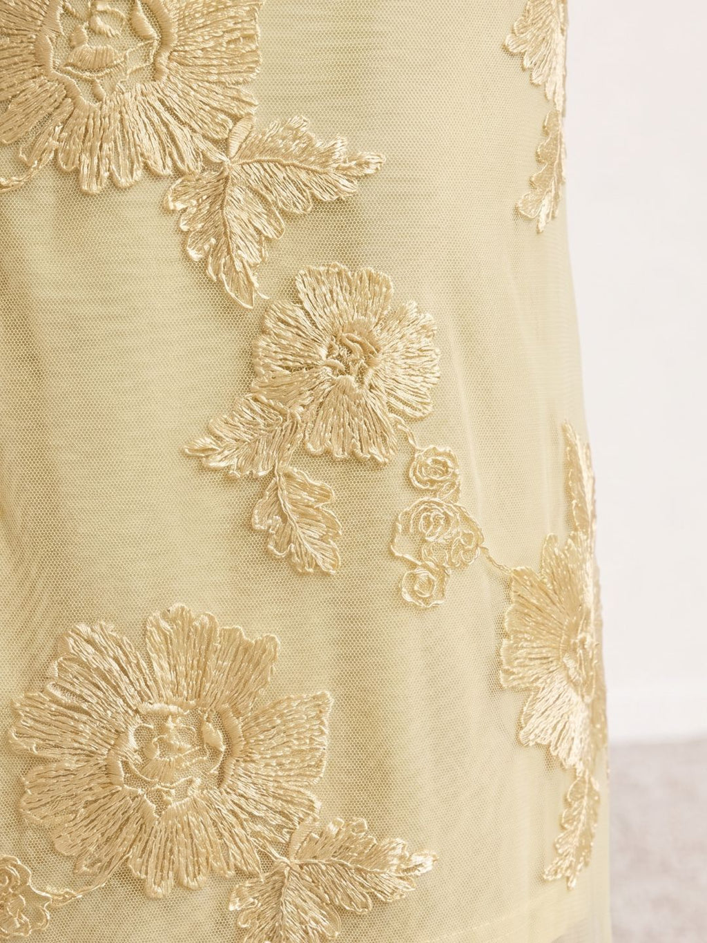 Robe longue brodée à fines bretelles