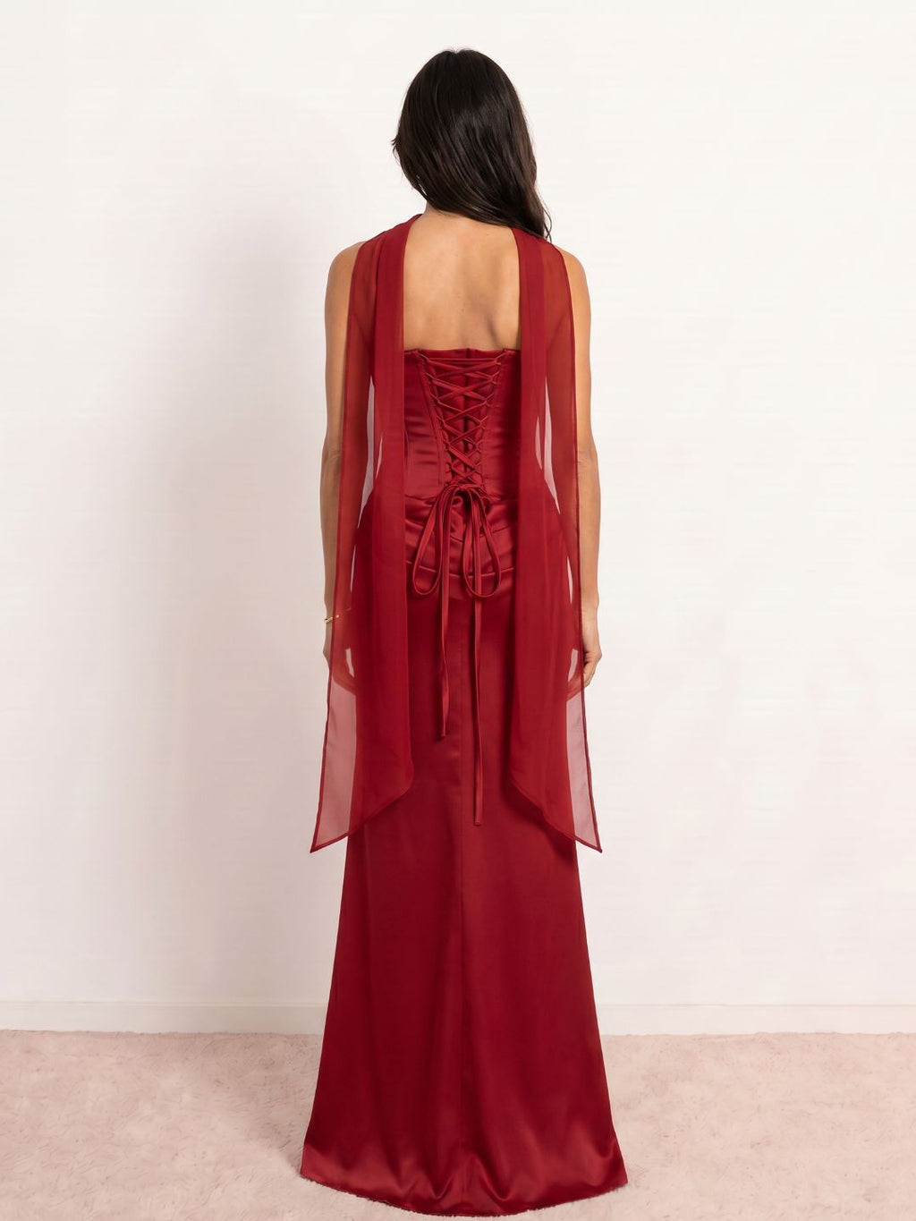 Robe midi en satin à décolleté cœur et drapé