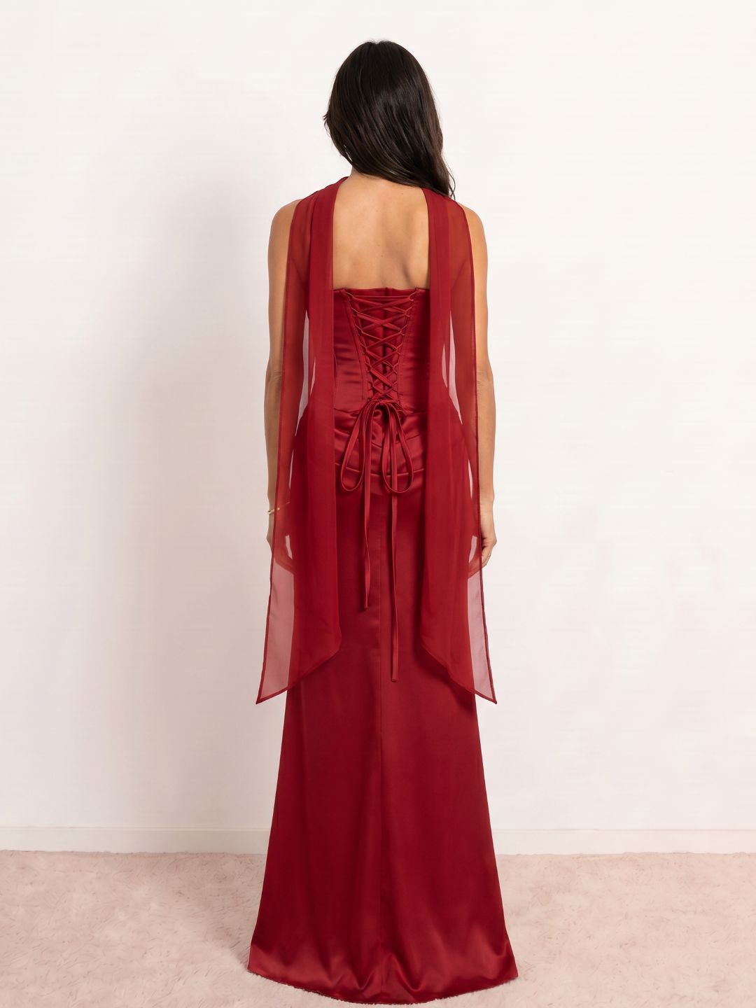 Robe midi en satin à décolleté cœur et drapé