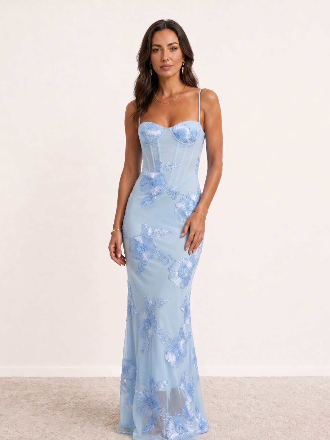 Robe longue brodée à fines bretelles