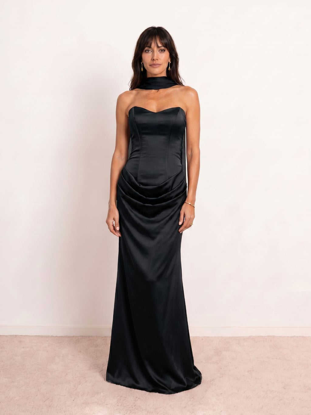 Robe midi en satin à décolleté cœur et drapé