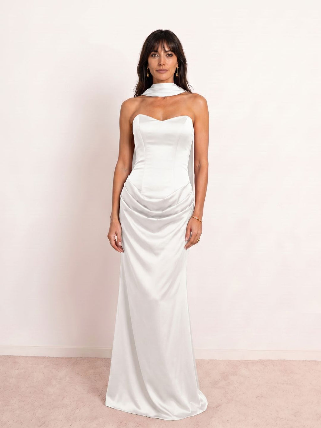 Robe midi en satin à décolleté cœur et drapé
