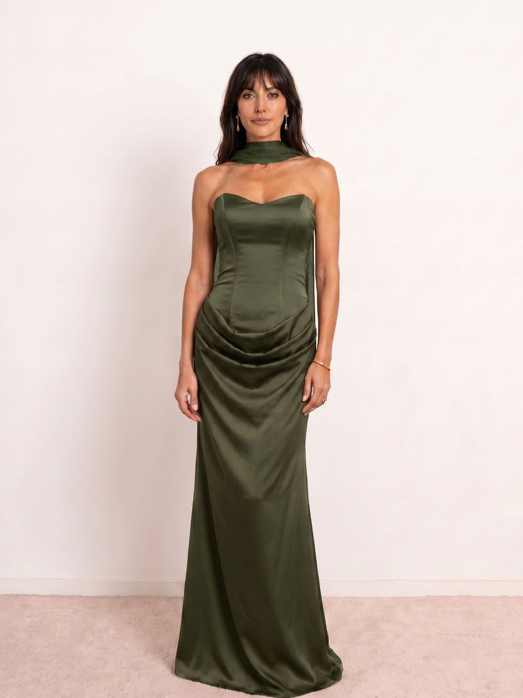 Robe midi en satin à décolleté cœur et drapé