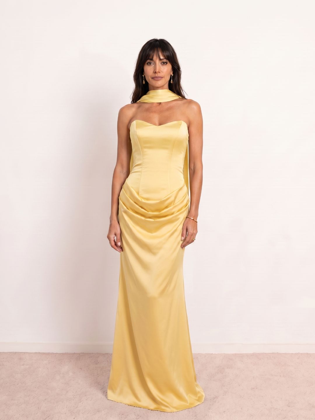 Robe midi en satin à décolleté cœur et drapé