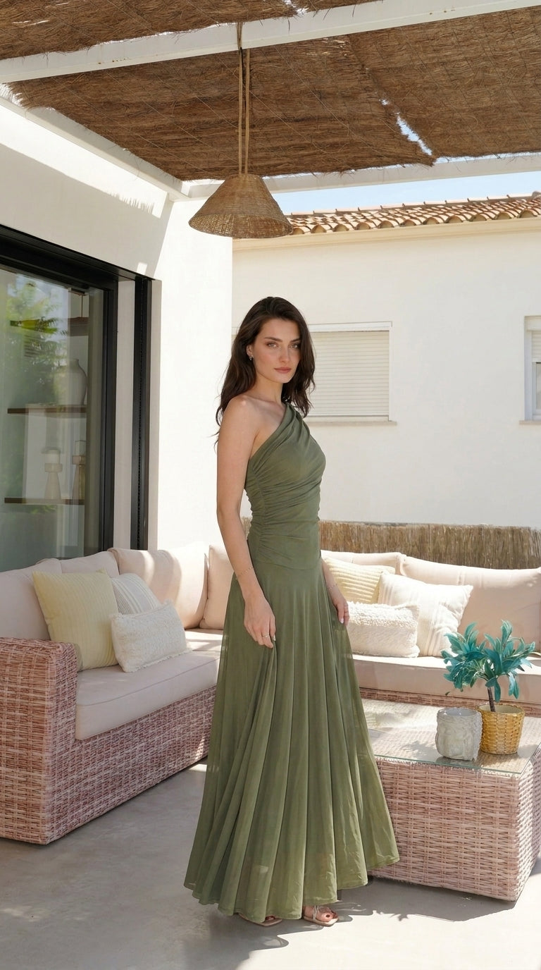 Vestido largo verde con una caída suave y elegante