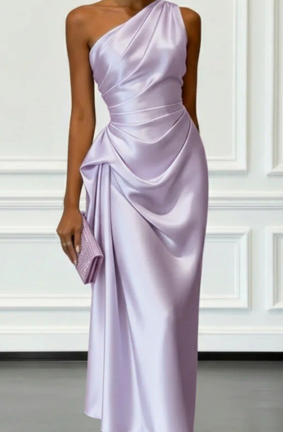 Robe midi à une épaule et drapé sur le buste