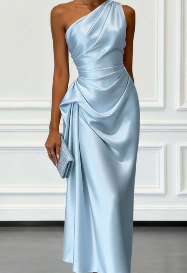 Robe midi à une épaule et drapé sur le buste