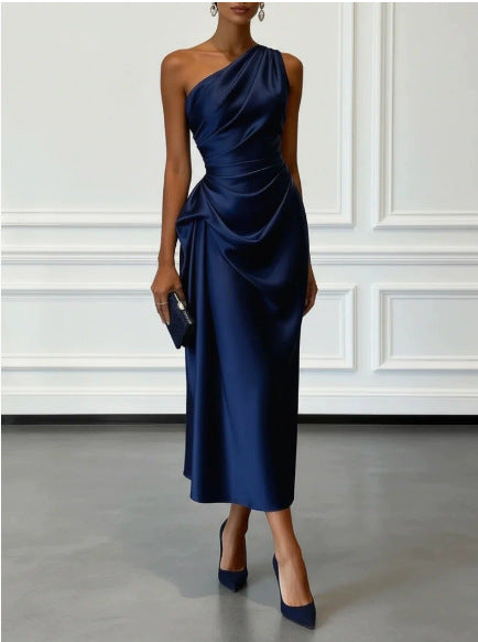 Robe midi à une épaule et drapé sur le buste