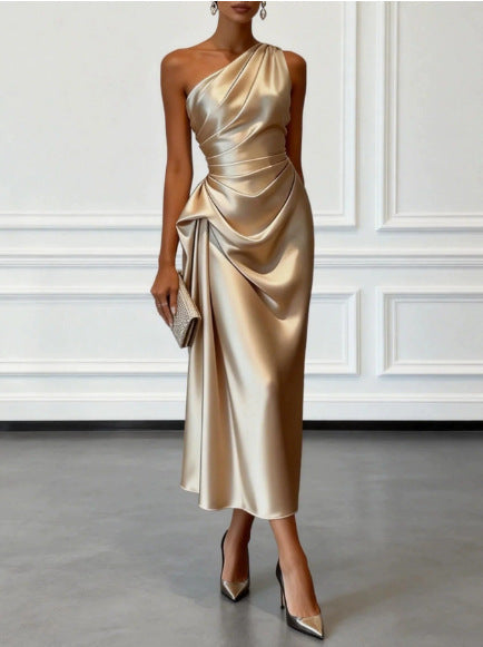 Robe midi à une épaule et drapé sur le buste