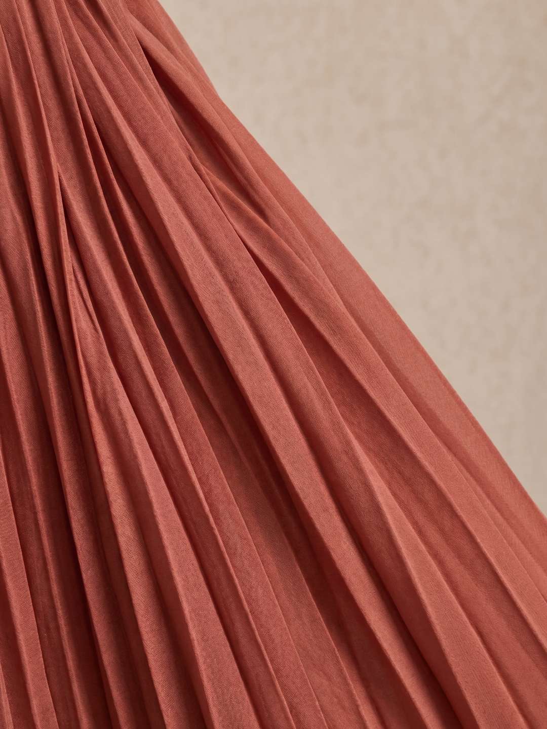 Robe midi plissée à décolleté en V